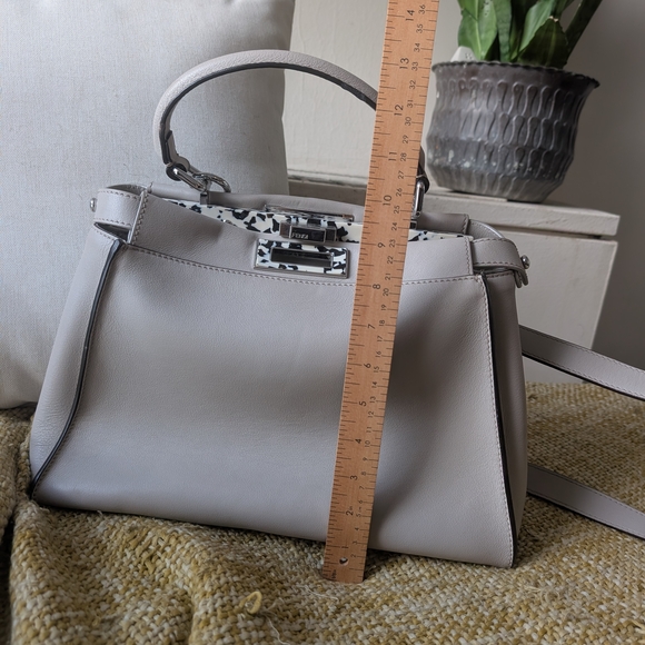 Elegant Beige Peekaboo Style Leather Handbag - Picture 6 of 13